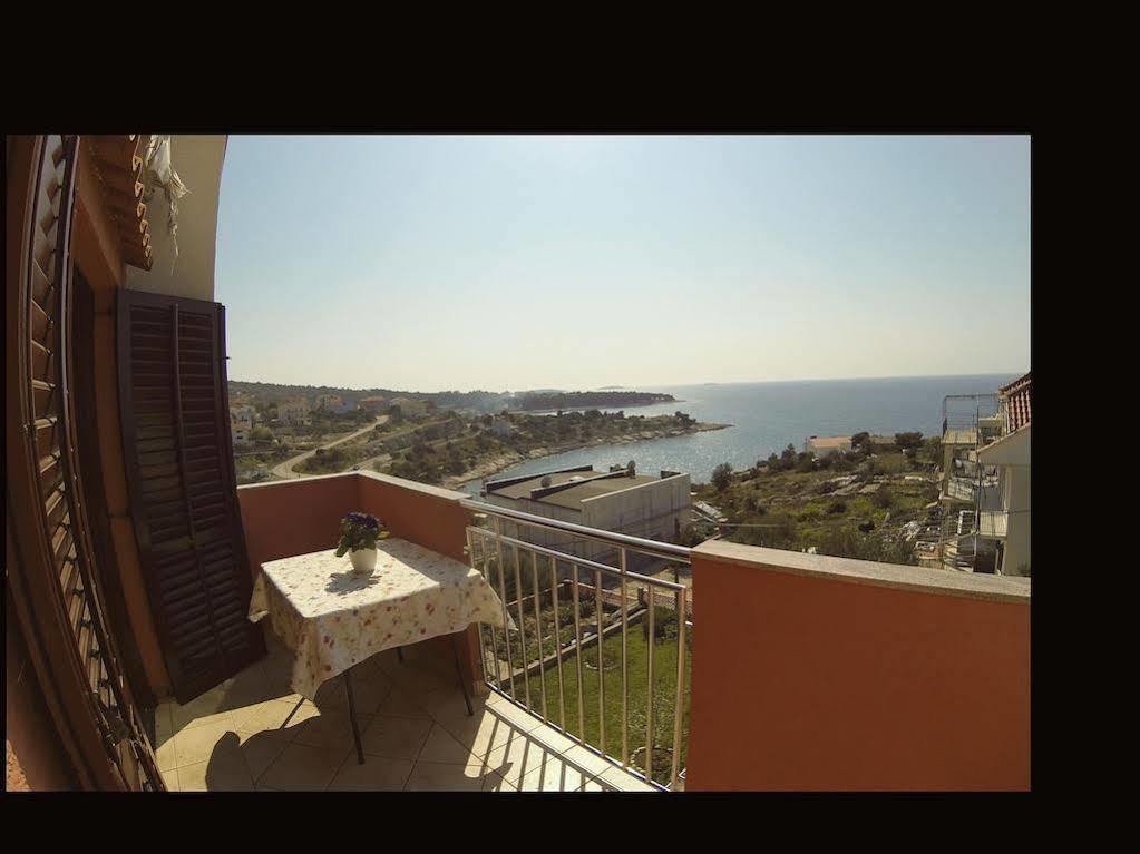 Apartments Martina Primosten Bagian luar foto